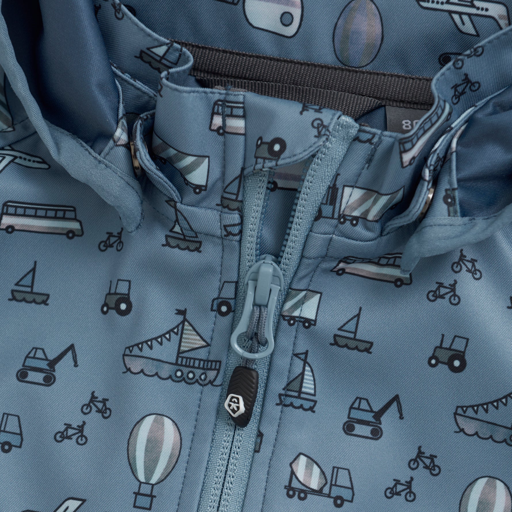 Die blaue Softshell-Jacke von Color Kids überzeugt mit einem liebevollen Fahrzeugmotiv und sorgt für angenehmen Tragekomfort bei jedem Abenteuer.