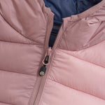 Diese gesteppte Jacke mit Kapuze von Color Kids besticht durch ihre rosa-blaue Farbkombination und bietet zuverlässigen Schutz bei kühlem Wetter.