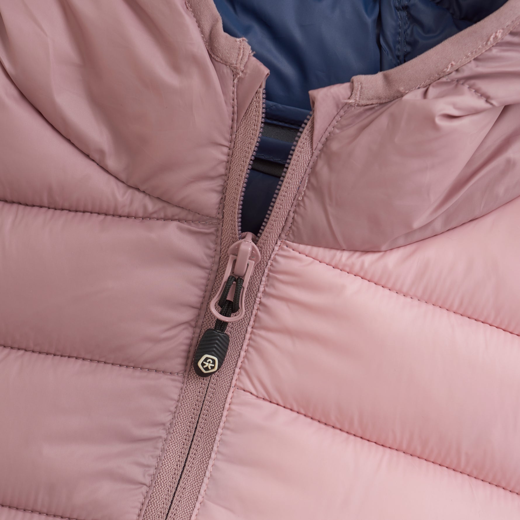 Diese gesteppte Jacke mit Kapuze von Color Kids besticht durch ihre rosa-blaue Farbkombination und bietet zuverlässigen Schutz bei kühlem Wetter.