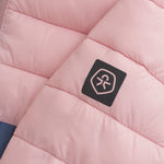 Diese gesteppte Jacke mit Kapuze von Color Kids besticht durch ihre rosa-blaue Farbkombination und bietet zuverlässigen Schutz bei kühlem Wetter.