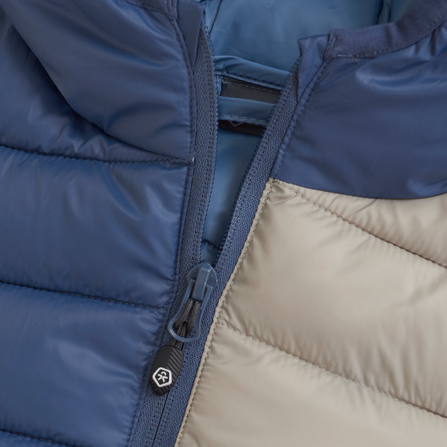 Diese grau-blaue Steppjacke von Color Kids bietet zuverlässigen Schutz und Komfort bei kühleren Tagen.