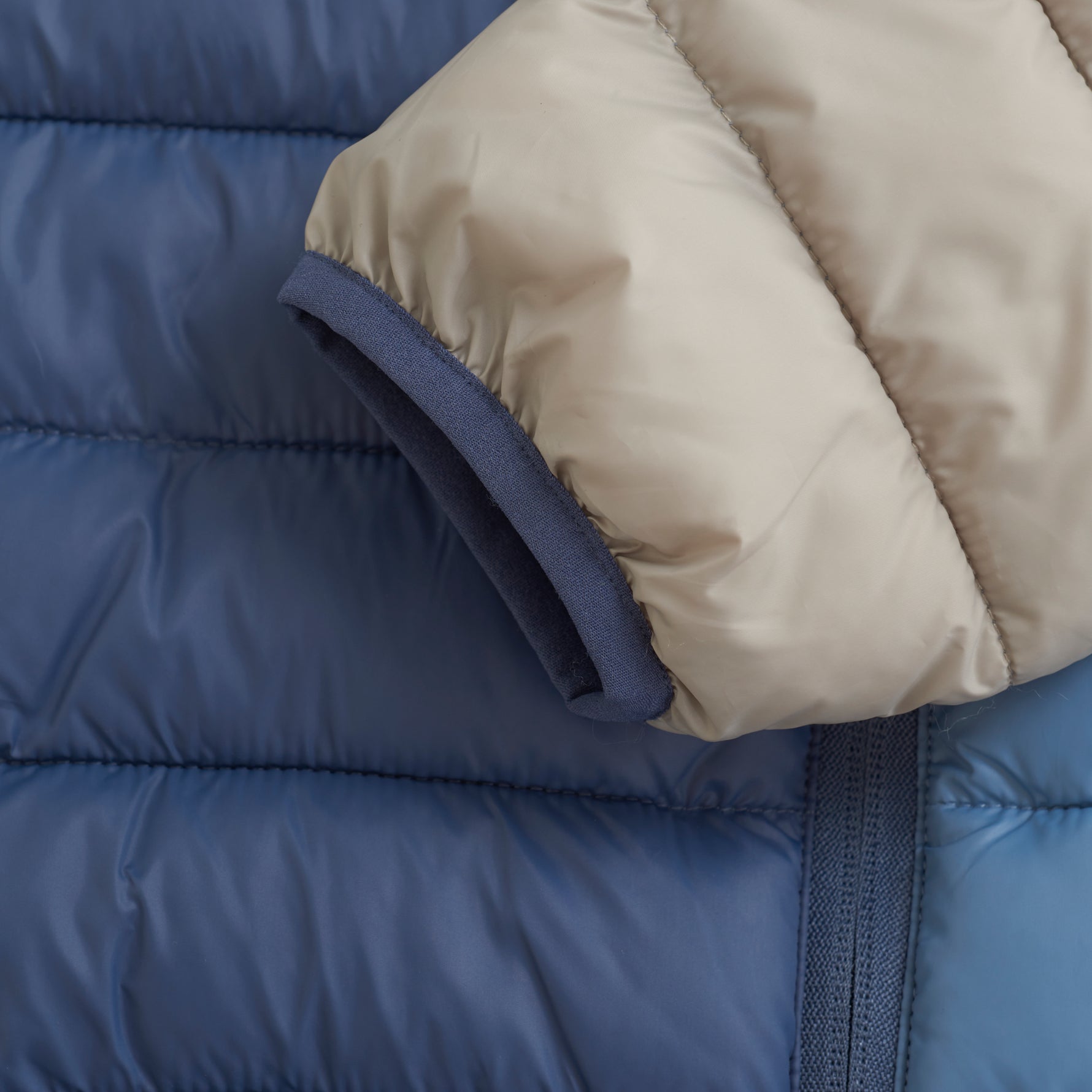 Diese grau-blaue Steppjacke von Color Kids bietet zuverlässigen Schutz und Komfort bei kühleren Tagen.