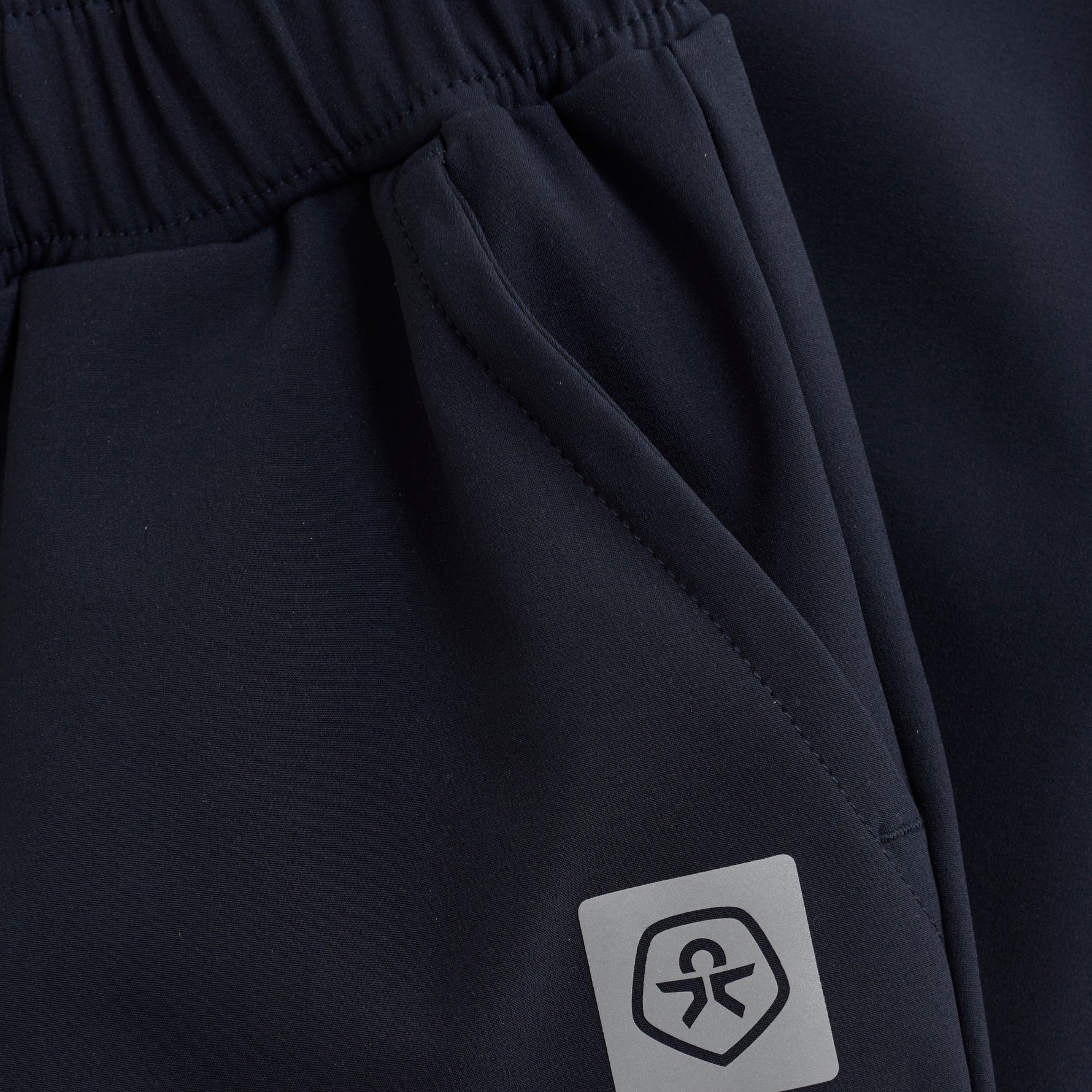 Entdecken Sie die Softshell-Hose von Color Kids – die perfekte Wahl für Schutz und Bewegungsfreiheit bei jedem Abenteuer.