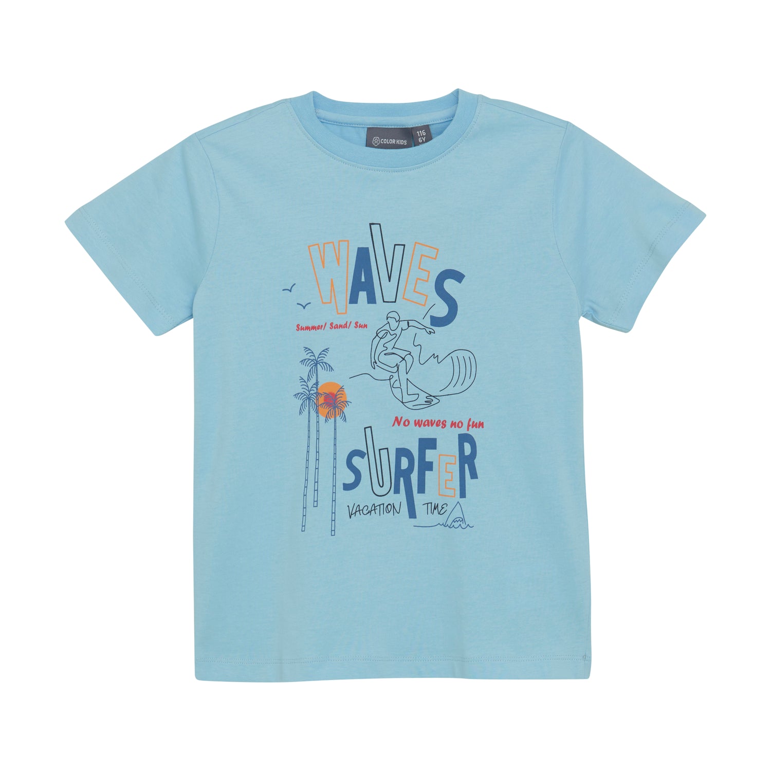 Dieses hellblaue T-Shirt von Color Kids besticht durch ein angesagtes Surfer-Motiv und sorgt für einen lässigen, sommerlichen Look.