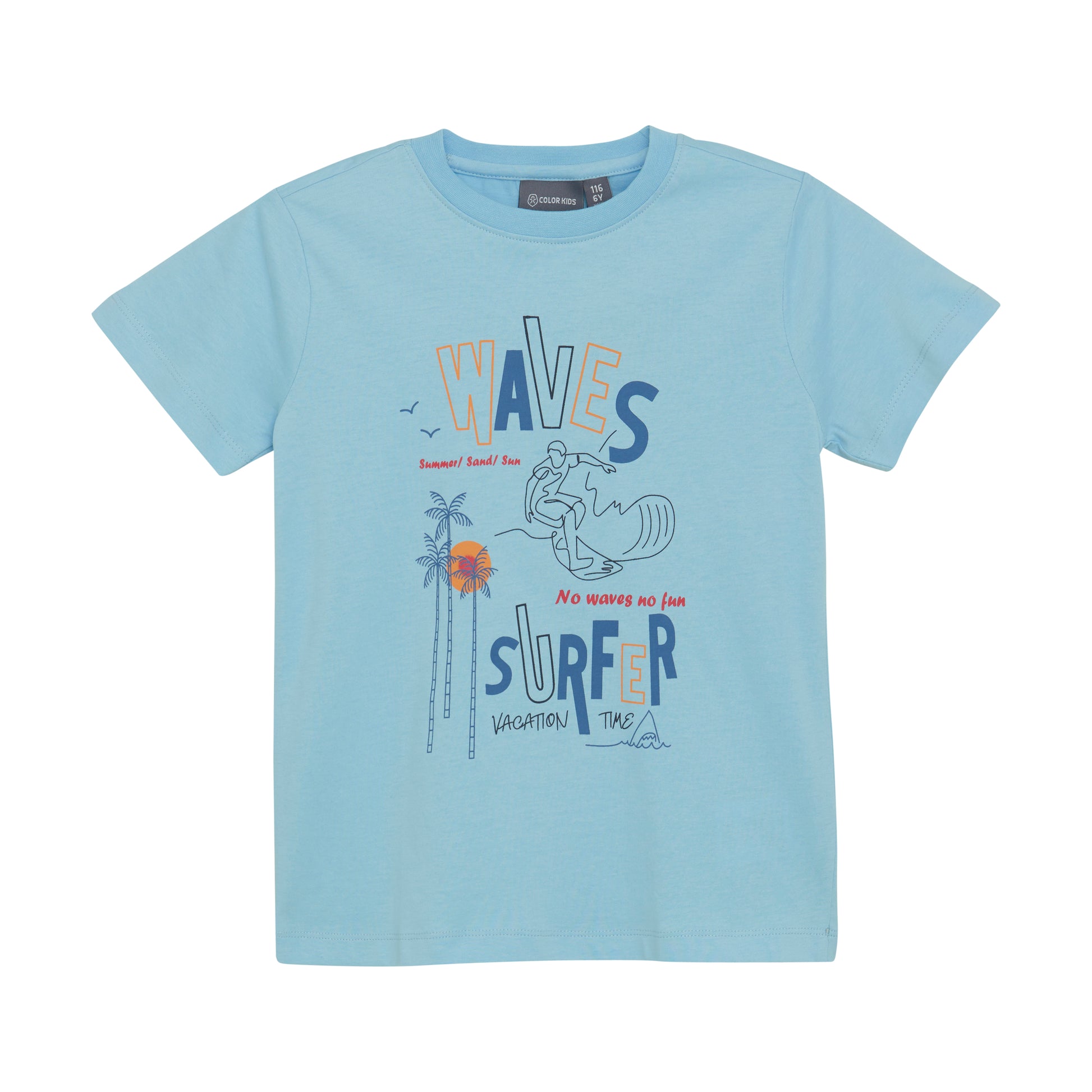 Dieses hellblaue T-Shirt von Color Kids besticht durch ein angesagtes Surfer-Motiv und sorgt für einen lässigen, sommerlichen Look.