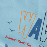 Dieses hellblaue T-Shirt von Color Kids besticht durch ein angesagtes Surfer-Motiv und sorgt für einen lässigen, sommerlichen Look.