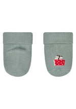 Dieses 3er-Set Weihnachts-Erstlingssocken von Sterntaler bietet liebevollen Komfort und festlichen Stil für die Kleinsten.