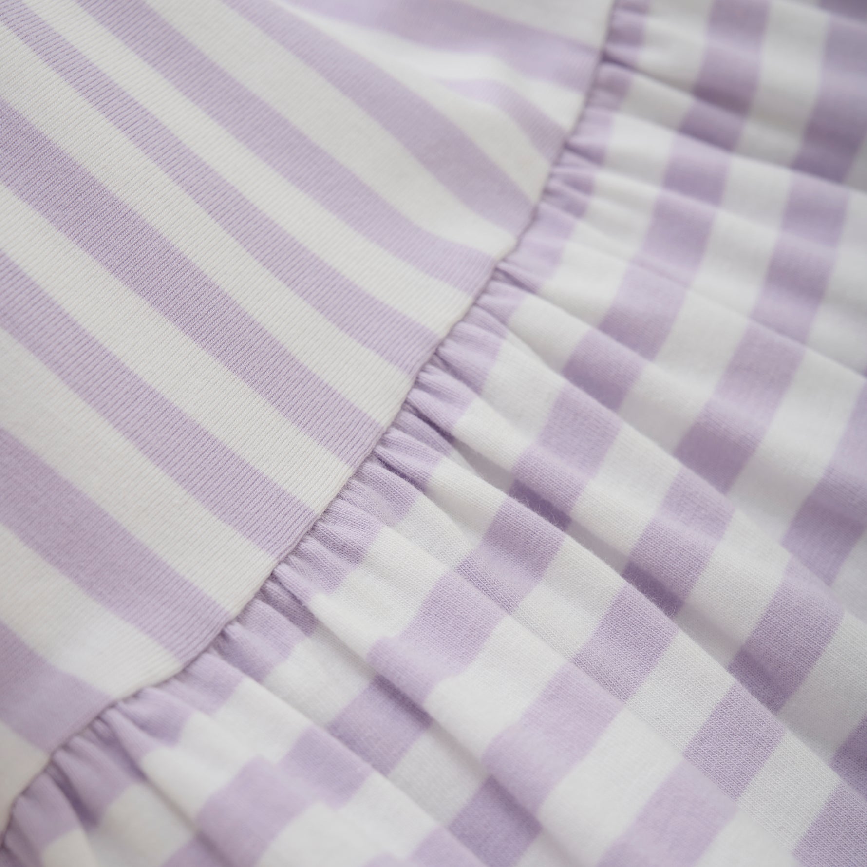 Dieses gestreifte Kleid von Creamie ist ein zeitloses Must-have für jeden Kleiderschrank. Mit seinem eleganten Design und hochwertigen Materialien ist es sowohl schick als auch bequem. Perfekt für alle Anlässe.