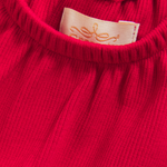 Rotes Ribbed-Top von Creamie – zeitlos und vielseitig einsetzbar. Die gerippte Struktur sorgt für Komfort und Bewegungsfreiheit im Alltag.