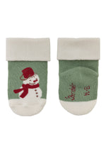 Dieses 3er-Set Baby-Socken von Sterntaler begeistert mit festlichen Weihnachtsmotiven und sorgt für warme, gemütliche Füße in der kalten Jahreszeit.