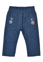 Klassische Hose im angesagten Jeansoptik-Look von Bondi – perfekt für jeden Tag. Das hochwertige Material aus bietet optimalen Tragekomfort und eine natürliche Atmungsaktivität. Die Tencel-Mischung sorgt für eine geschmeidige Haptik und sanfte Pflege der Haut. Vielseitig kombinierbar und zeitlos elegant.