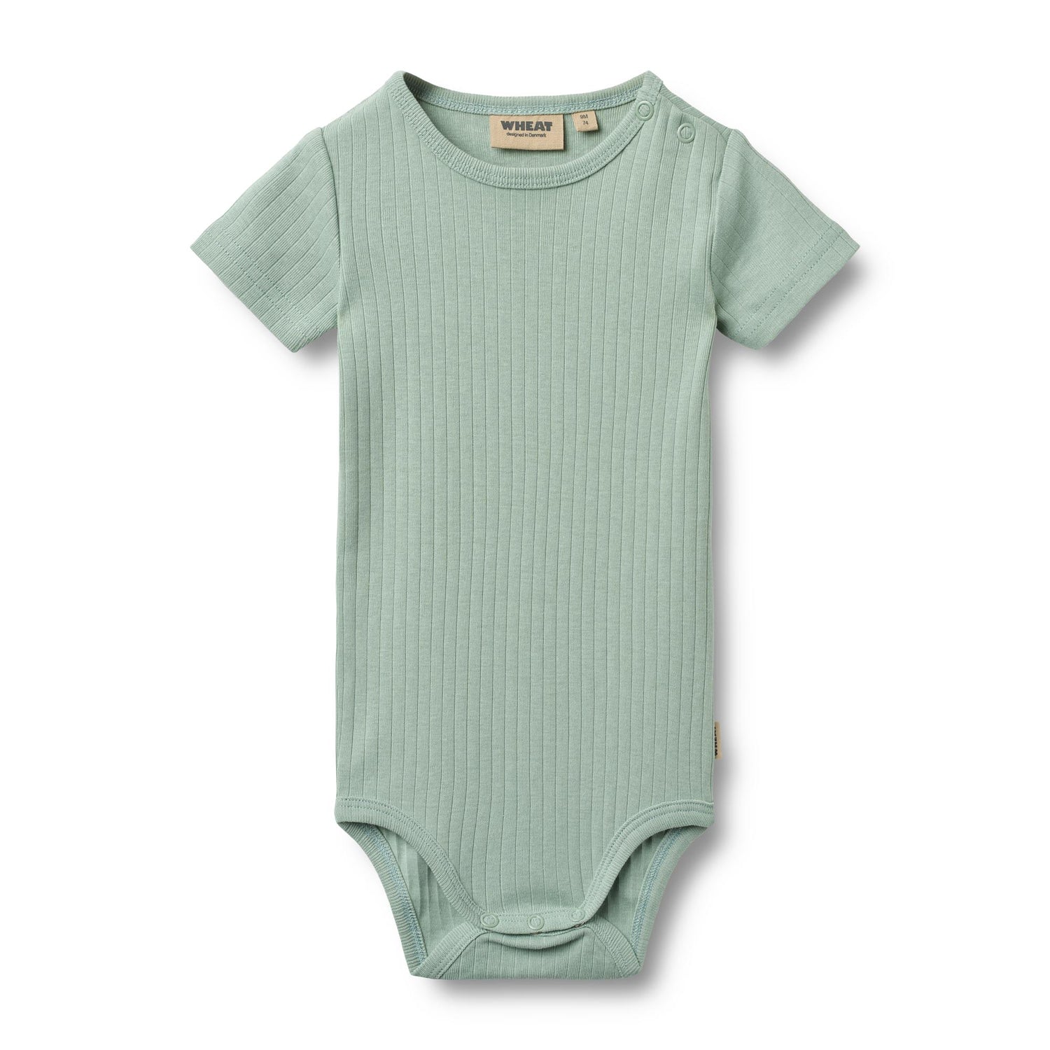 Body WHEAT das perfekte Basic-Teil für jeden Tag. Dieses kurzärmelige Body aus 100% Bio-Baumwolle besticht durch seinen minimalistischen Design und höchsten Tragekomfort. Die hochwertige Verarbeitung garantiert Langlebigkeit und Strapazierfähigkeit. Ideal kombinierbar mit deinen Lieblingsstücken – ein zeitloser Klassiker für deinen Kleiderschrank.