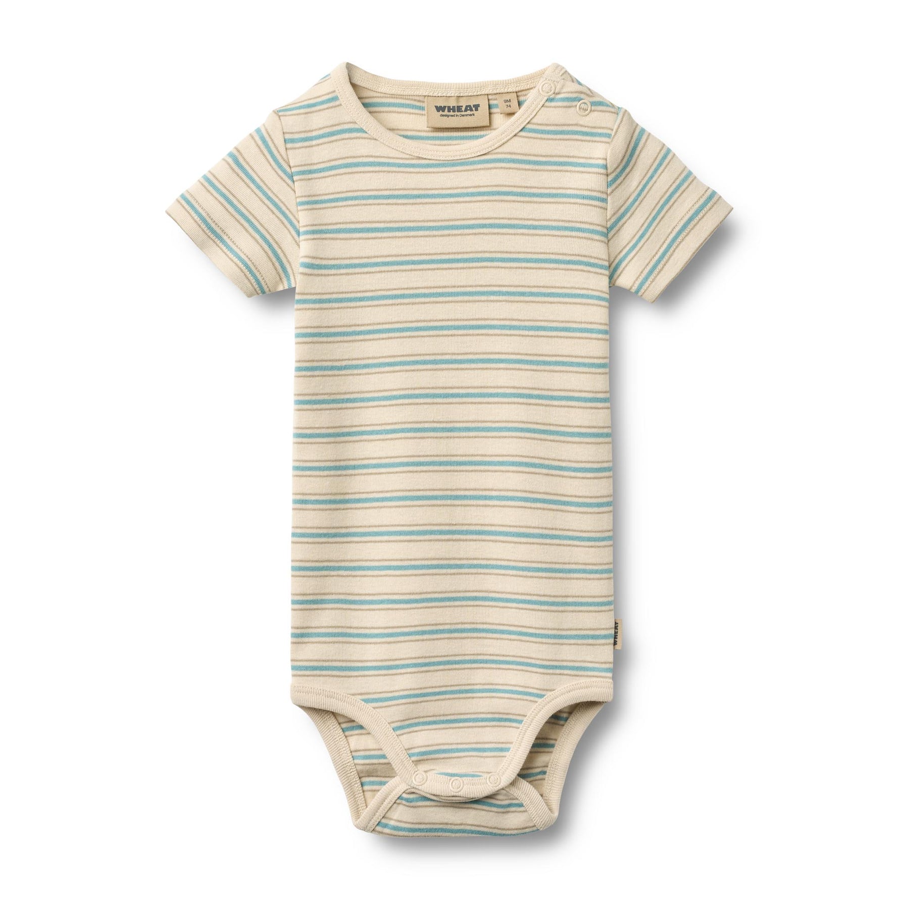 Klassisches Kurzarm-Body von WHEAT mit feinen Streifen. Das zeitlose Design kombiniert Komfort mit eleganter Schlichtheit. Perfekt für vielseitige Styling-Möglichkeiten und angenehm zu tragen.