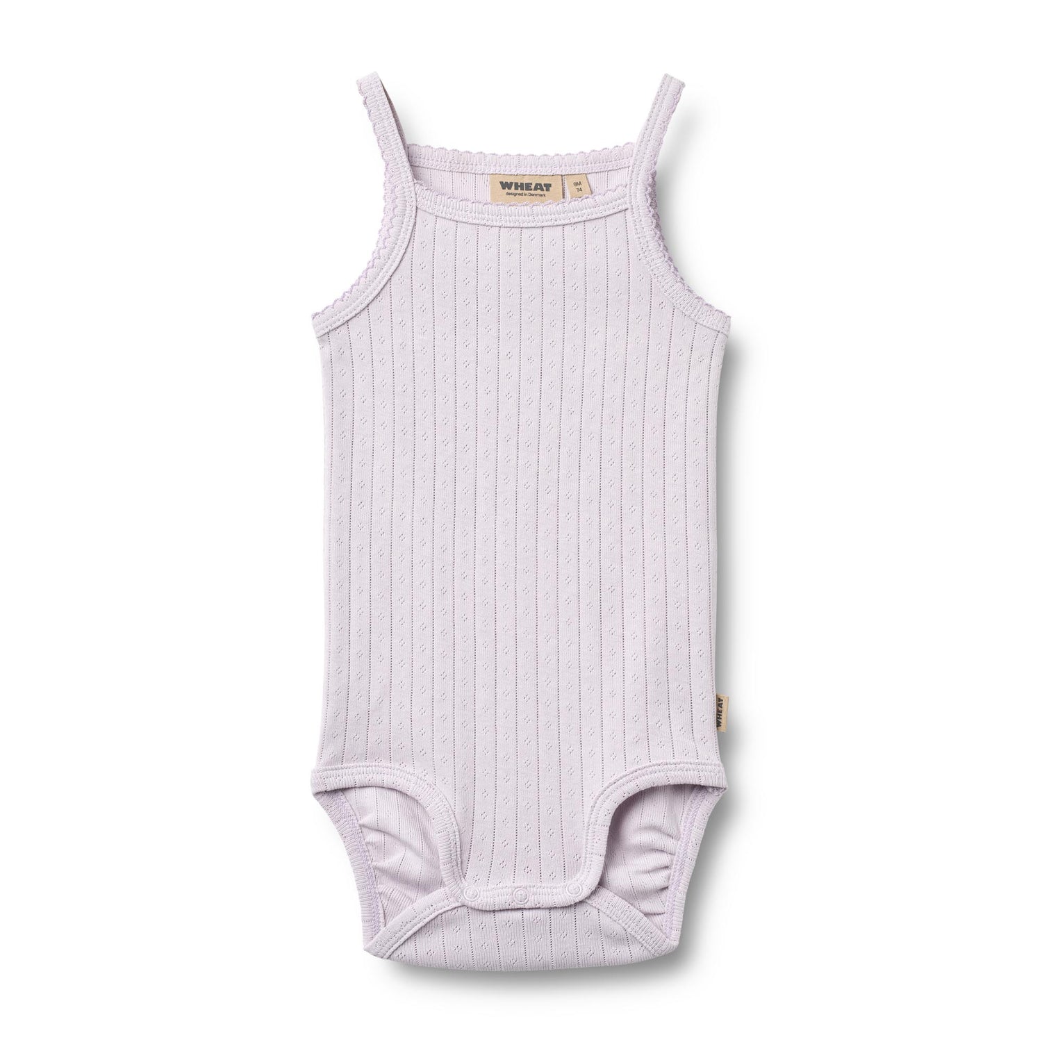 Weicher und atmungsaktivesr Body von WHEAT aus 100% Bio-Baumwolle. Das ärmellose Design bietet maximale Bewegungsfreiheit und Komfort für den ganzen Tag. Perfekt als Basis-Layer unter Kleidung oder zum Selbertragen. Die hochwertige Bio-Baumwolle ist sanft zur Haut und ideal für empfindliche Babyhaut. Langlebig, pflegeleicht und nachhaltig produziert.