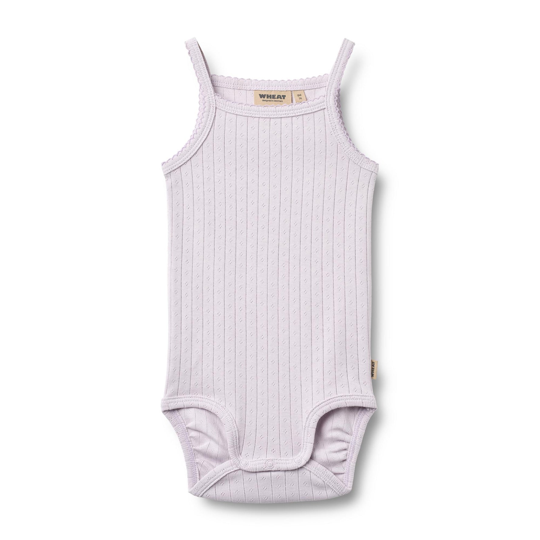 Weicher und atmungsaktivesr Body von WHEAT aus 100% Bio-Baumwolle. Das ärmellose Design bietet maximale Bewegungsfreiheit und Komfort für den ganzen Tag. Perfekt als Basis-Layer unter Kleidung oder zum Selbertragen. Die hochwertige Bio-Baumwolle ist sanft zur Haut und ideal für empfindliche Babyhaut. Langlebig, pflegeleicht und nachhaltig produziert.