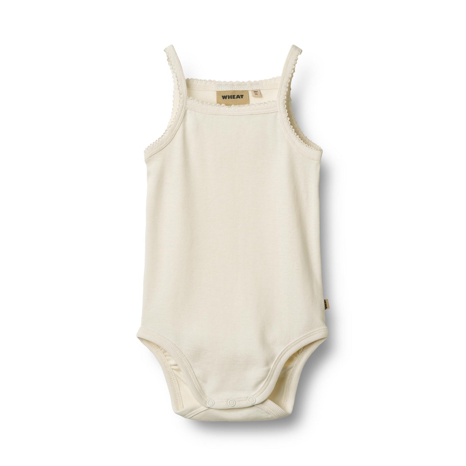Weicher und atmungsaktivesr Body von WHEAT aus 100% Bio-Baumwolle. Das ärmellose Design bietet maximale Bewegungsfreiheit und Komfort für den ganzen Tag. Perfekt als Basis-Layer unter Kleidung oder zum Selbertragen. Die hochwertige Bio-Baumwolle ist sanft zur Haut und ideal für empfindliche Babyhaut. Langlebig, pflegeleicht und nachhaltig produziert.