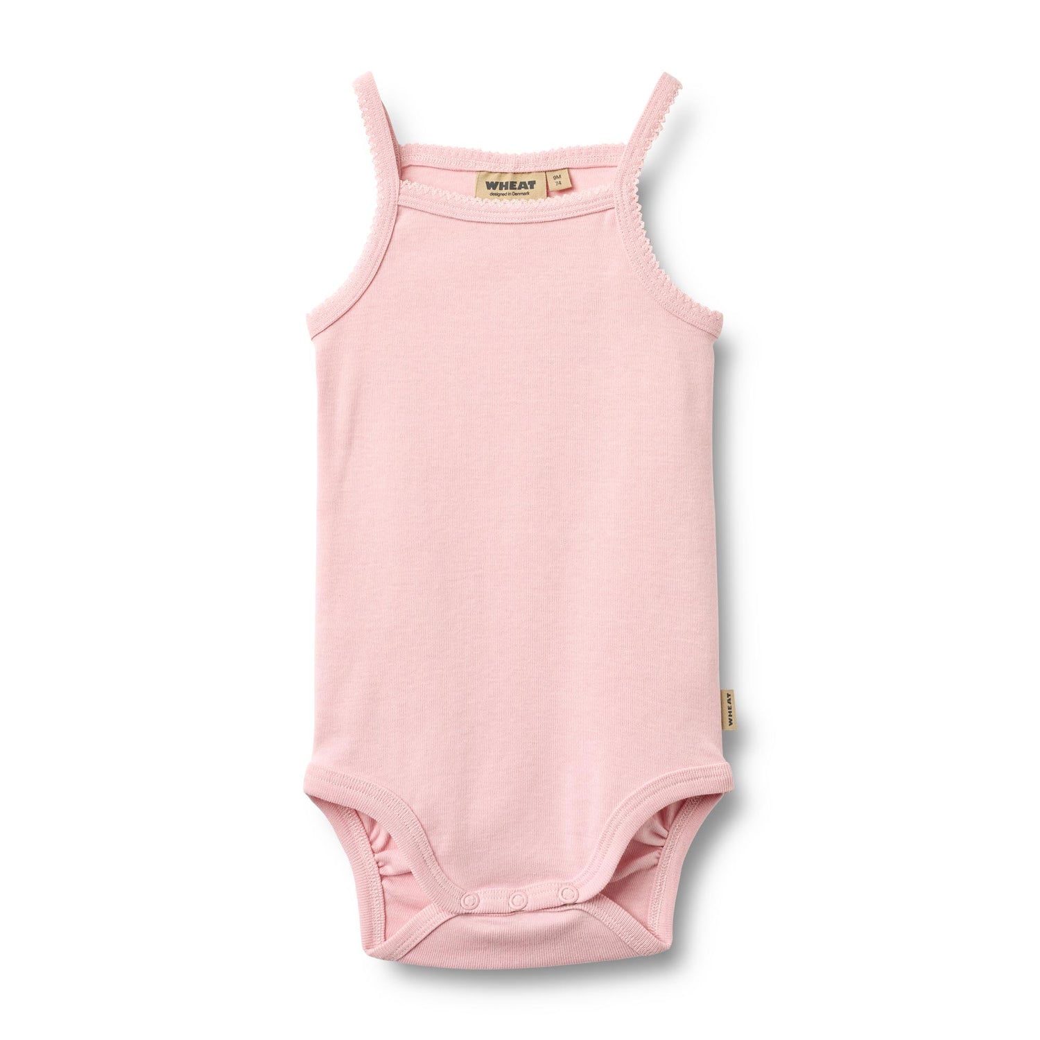 Weicher und atmungsaktivesr Body von WHEAT aus 100% Bio-Baumwolle. Das ärmellose Design bietet maximale Bewegungsfreiheit und Komfort für den ganzen Tag. Perfekt als Basis-Layer unter Kleidung oder zum Selbertragen. Die hochwertige Bio-Baumwolle ist sanft zur Haut und ideal für empfindliche Babyhaut. Langlebig, pflegeleicht und nachhaltig produziert.