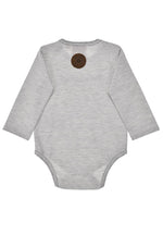Body langarm geringelt 'Lausbub' – klassischer Wickelbody mit langen Ärmeln und feinem Ringelmuster von Bondi. Das weiche Single-Jersey-Material bietet optimalen Tragekomfort und Strapazierfähigkeit. Perfekt für Babys erste Monate, praktisch und zeitlos im Design.