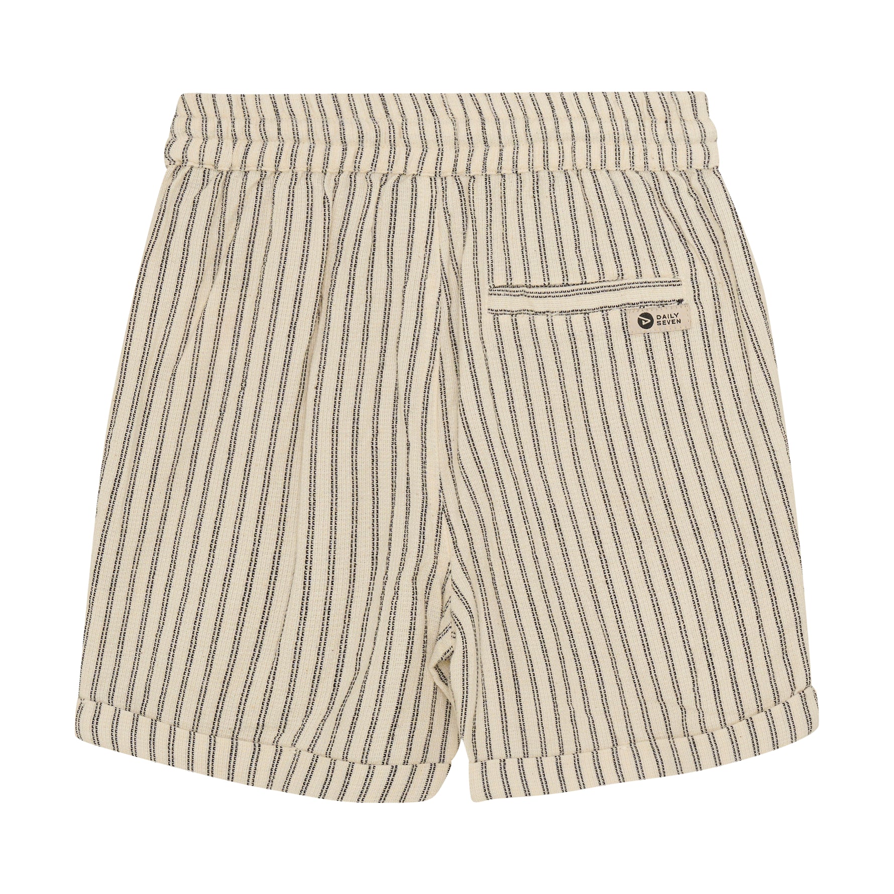 Diese kurz geschnittenen Shorts mit Streifen von Daily Seven sind perfekt für einen lässigen Sommerlook. Aus leichtem, atmungsaktivem Material gefertigt, bieten sie angenehmen Tragekomfort und sehen dabei noch stylisch aus. Kombiniert mit einem Basic-Shirt und Sneakers sind sie der ideale Begleiter für warme Tage.