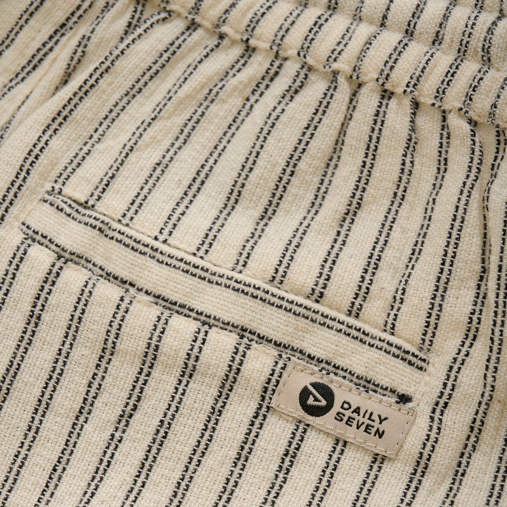 Diese kurz geschnittenen Shorts mit Streifen von Daily Seven sind perfekt für einen lässigen Sommerlook. Aus leichtem, atmungsaktivem Material gefertigt, bieten sie angenehmen Tragekomfort und sehen dabei noch stylisch aus. Kombiniert mit einem Basic-Shirt und Sneakers sind sie der ideale Begleiter für warme Tage.