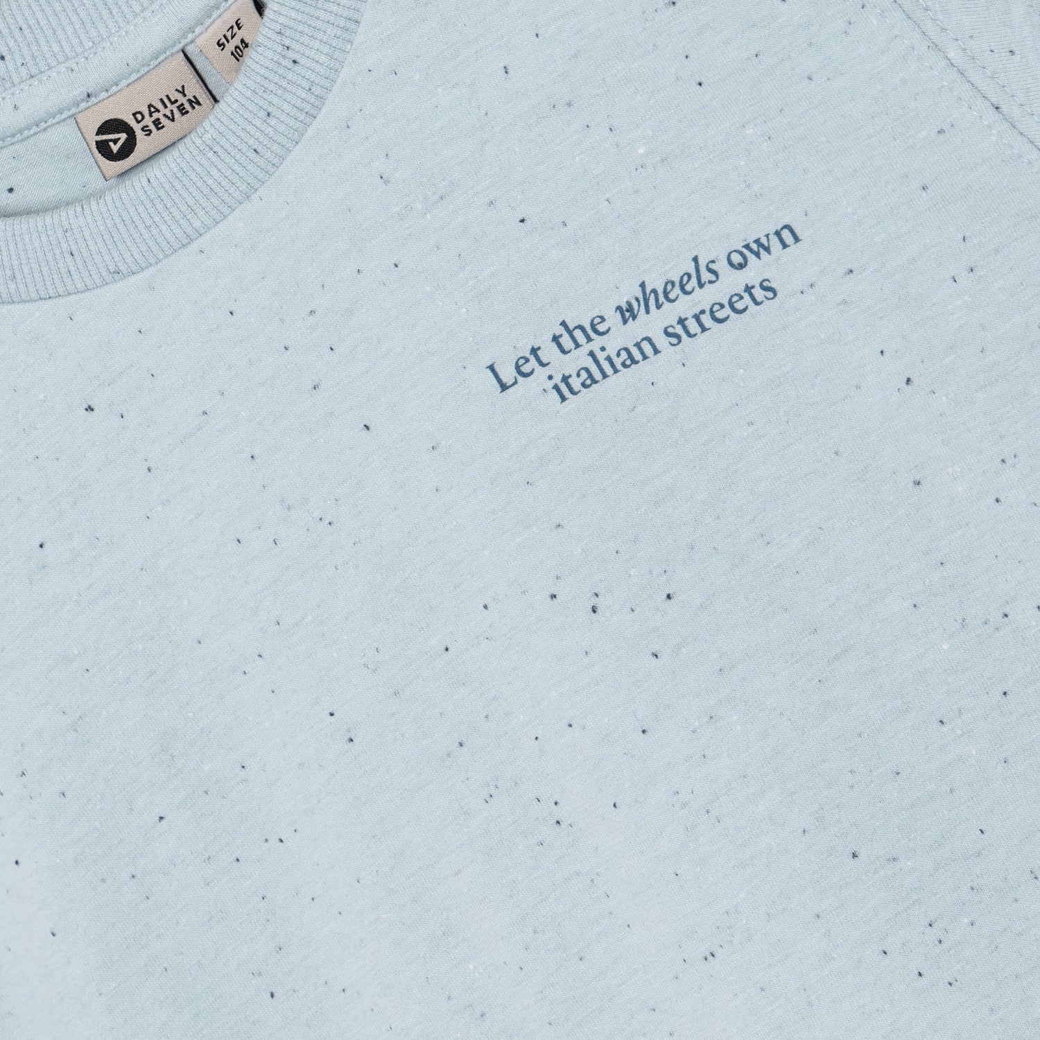 T-shirt mit markanten Backprint von Daily seven. Hochwertige Verarbeitung für alltäglichen Tragekomfort.