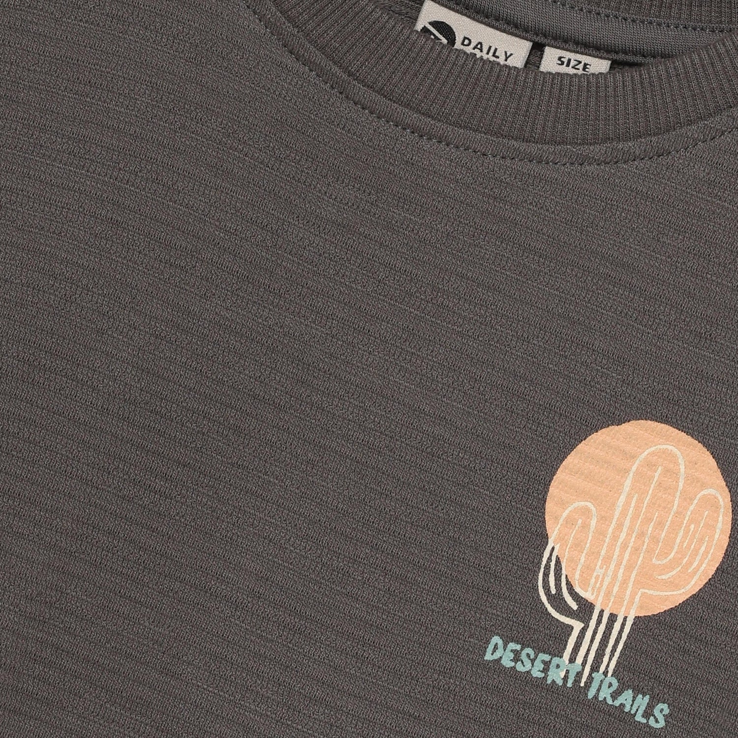 Kurzarm-Shirt von Daily Seven mit auffälligem Backprint. Das Shirt besticht durch seinen modernen Print auf der Rückseite und überzeugt mit hohem Tragekomfort. Perfekt für den Alltag und lässig kombinierbar.
