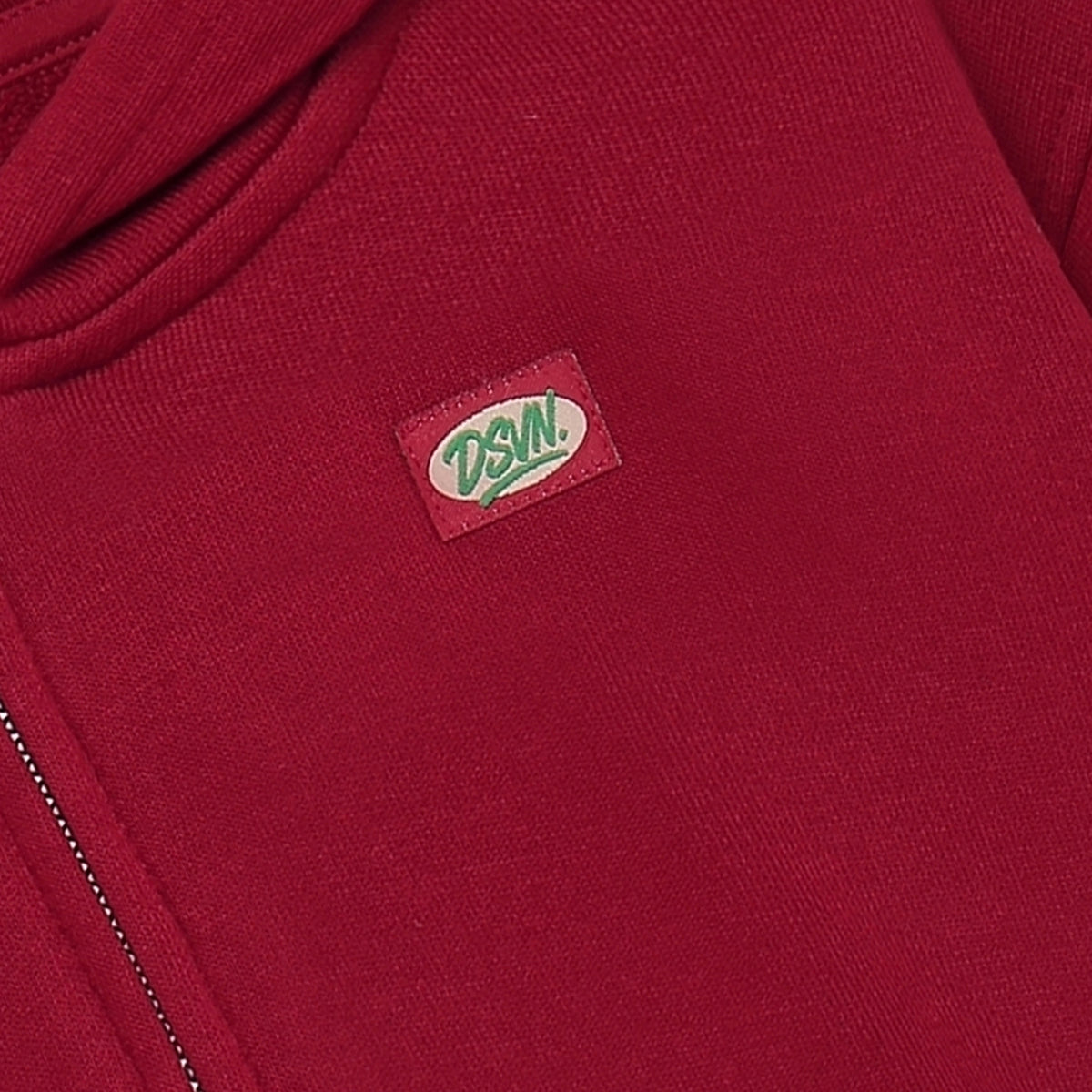 Klassischer roter Hoodie Zipperjacket von Daily Seven – perfekt für lässige Alltags-Looks. Die hochwertige Mischung aus 98 % Baumwolle und 2 % Elasthan bietet optimalen Komfort und Bewegungsfreiheit. Das elastische Material passt sich deinem Körper an und behält seine Form. Ideal zum Überziehen oder als Layering-Piece in deiner Garderobe.