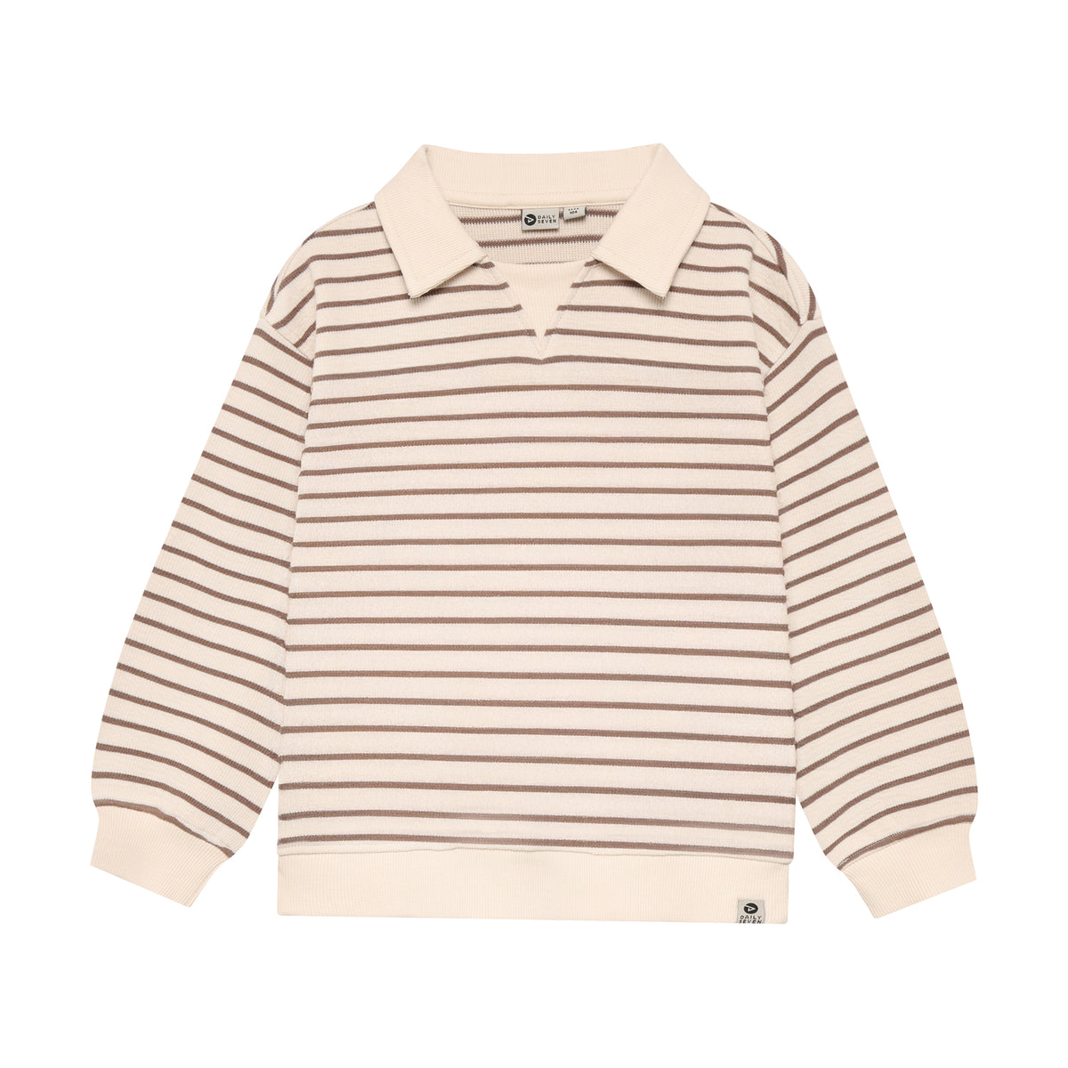 Ein gestreifter Oversized Sweater mit charaktervollem Collar von Daily Seven – perfekt für einen lässigen, modernen Look. Die Mischung aus 80 % Baumwolle und 20 % Polyester sorgt für Komfort und Langlebigkeit. Ideal zum Kombinieren mit verschiedenen Outfits.