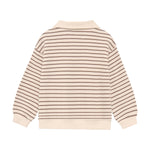 Ein gestreifter Oversized Sweater mit charaktervollem Collar von Daily Seven – perfekt für einen lässigen, modernen Look. Die Mischung aus 80 % Baumwolle und 20 % Polyester sorgt für Komfort und Langlebigkeit. Ideal zum Kombinieren mit verschiedenen Outfits.