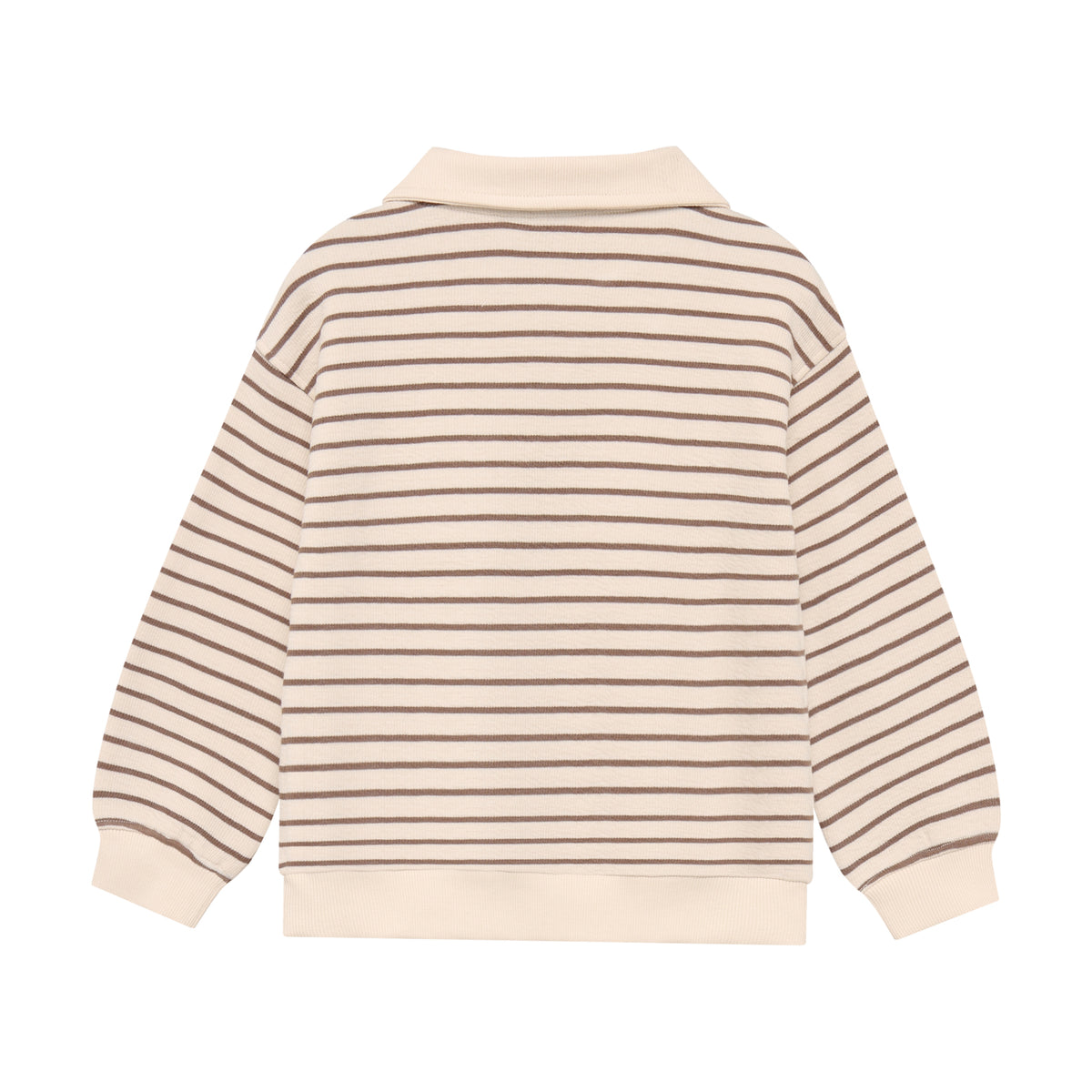 Ein gestreifter Oversized Sweater mit charaktervollem Collar von Daily Seven – perfekt für einen lässigen, modernen Look. Die Mischung aus 80 % Baumwolle und 20 % Polyester sorgt für Komfort und Langlebigkeit. Ideal zum Kombinieren mit verschiedenen Outfits.