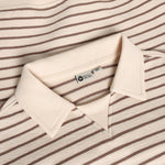 Ein gestreifter Oversized Sweater mit charaktervollem Collar von Daily Seven – perfekt für einen lässigen, modernen Look. Die Mischung aus 80 % Baumwolle und 20 % Polyester sorgt für Komfort und Langlebigkeit. Ideal zum Kombinieren mit verschiedenen Outfits.
