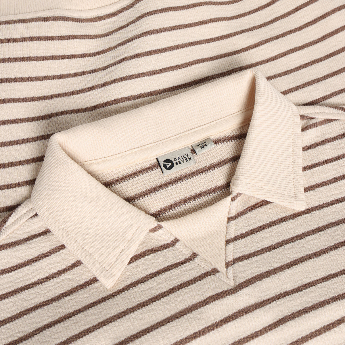 Ein gestreifter Oversized Sweater mit charaktervollem Collar von Daily Seven – perfekt für einen lässigen, modernen Look. Die Mischung aus 80 % Baumwolle und 20 % Polyester sorgt für Komfort und Langlebigkeit. Ideal zum Kombinieren mit verschiedenen Outfits.