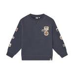 Gemütlicher dunkelblauer Sweater von Daily Seven mit klassischem Oversized-Schnitt. Die hochwertige Mischung aus 87% Baumwolle und 13% Polyester sorgt für optimalen Tragekomfort und Langlebigkeit. Perfekt für entspannte Tage und lässige Looks.