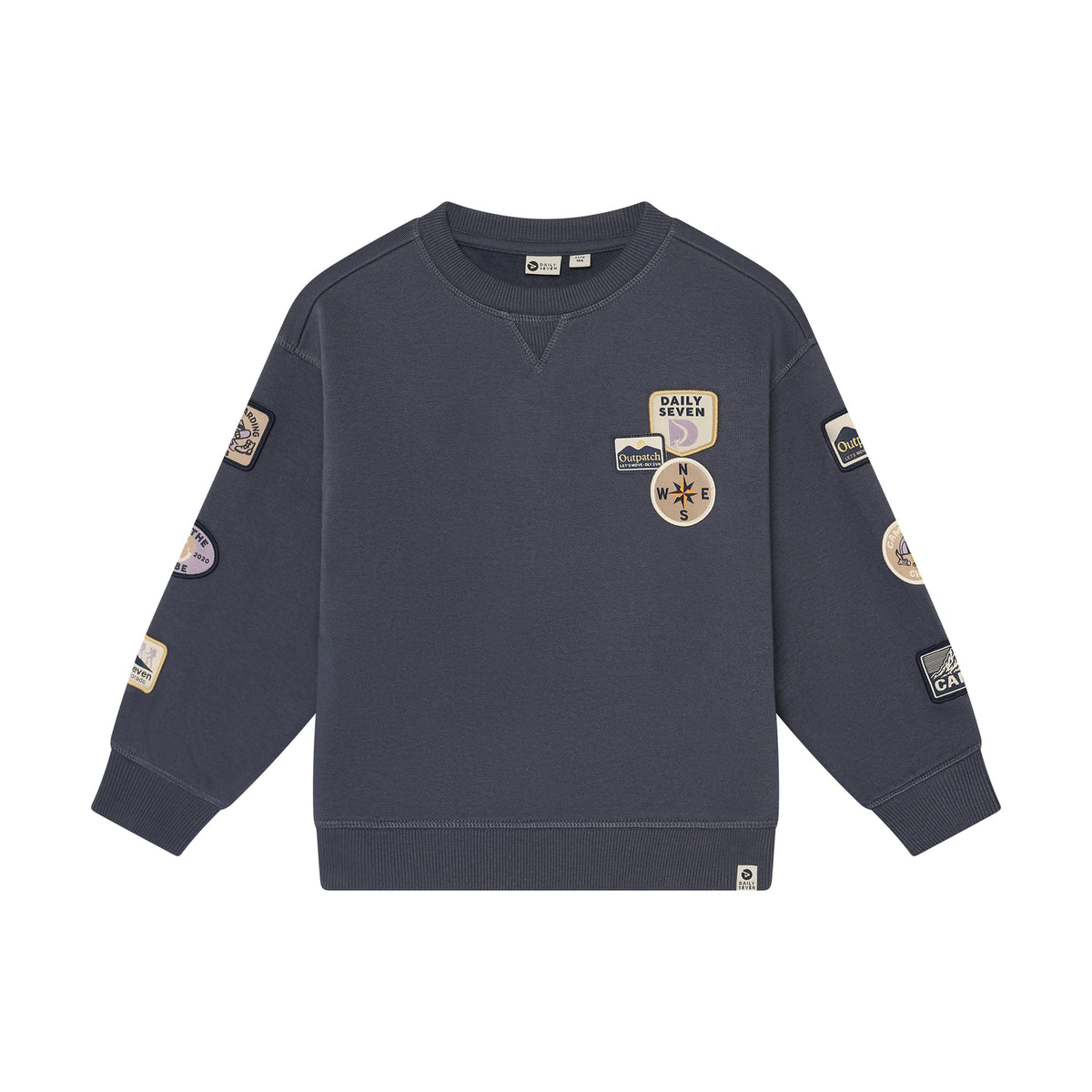 Gemütlicher dunkelblauer Sweater von Daily Seven mit klassischem Oversized-Schnitt. Die hochwertige Mischung aus 87% Baumwolle und 13% Polyester sorgt für optimalen Tragekomfort und Langlebigkeit. Perfekt für entspannte Tage und lässige Looks.