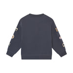 Gemütlicher dunkelblauer Sweater von Daily Seven mit klassischem Oversized-Schnitt. Die hochwertige Mischung aus 87% Baumwolle und 13% Polyester sorgt für optimalen Tragekomfort und Langlebigkeit. Perfekt für entspannte Tage und lässige Looks.