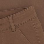 Klassische braune Straight Fit Jeans von Daily Seven mit authentischem Washed-Look. Die hochwertige Mischung aus 98% Baumwolle und 2% Elasthan bietet optimalen Komfort und Bewegungsfreiheit. Ein zeitloses Basics-Piece für jeden Kleiderschrank.