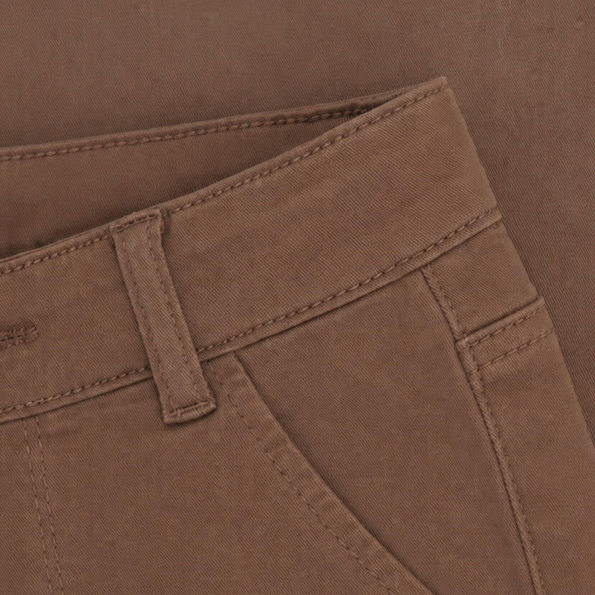 Klassische braune Straight Fit Jeans von Daily Seven mit authentischem Washed-Look. Die hochwertige Mischung aus 98% Baumwolle und 2% Elasthan bietet optimalen Komfort und Bewegungsfreiheit. Ein zeitloses Basics-Piece für jeden Kleiderschrank.