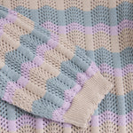 Holen Sie sich den trendigen Look mit unserem Knitted Sweater Fancy von Daily Seven. Hergestellt aus hochwertigem Strickstoff, bietet er nicht nur einen modischen Farbtupfer, sondern auch ein angenehmes Tragegefühl. Perfekt für jede Gelegenheit und ein Must-Have in dieser Saison.