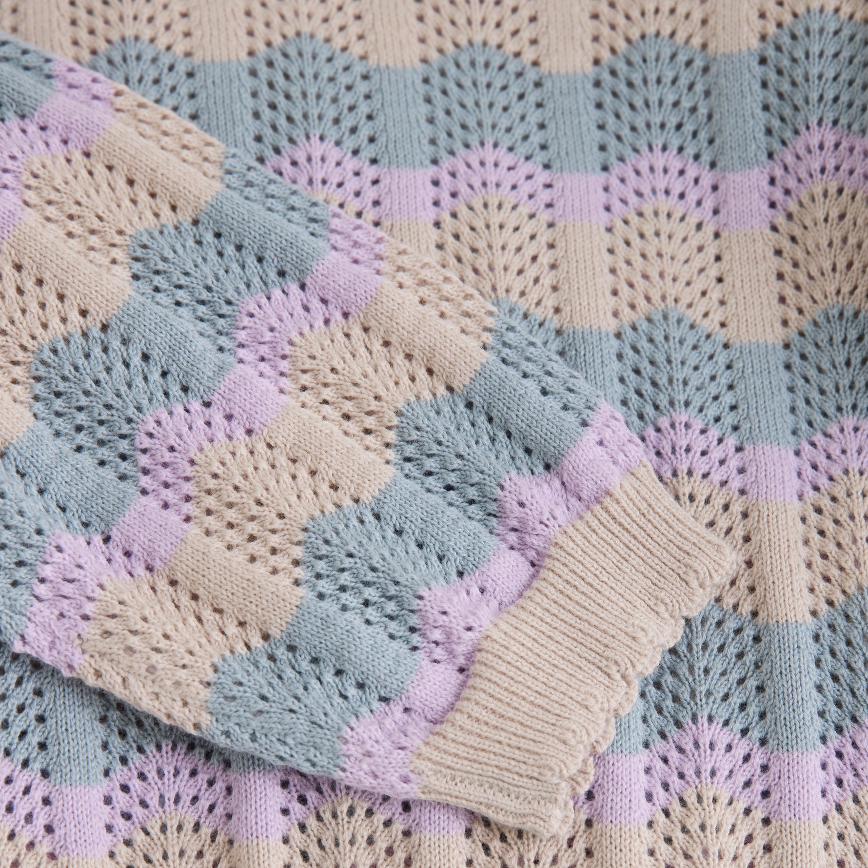 Holen Sie sich den trendigen Look mit unserem Knitted Sweater Fancy von Daily Seven. Hergestellt aus hochwertigem Strickstoff, bietet er nicht nur einen modischen Farbtupfer, sondern auch ein angenehmes Tragegefühl. Perfekt für jede Gelegenheit und ein Must-Have in dieser Saison.