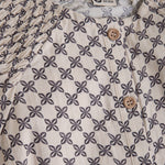 Dieses wunderschöne sommerliche Kurzarm-Shirt aus der Kollektion von Daily Seven ist ein echter Hingucker. Das schöne Muster, das das gesamte Shirt überzieht, sorgt für einen frischen und stylischen Look.