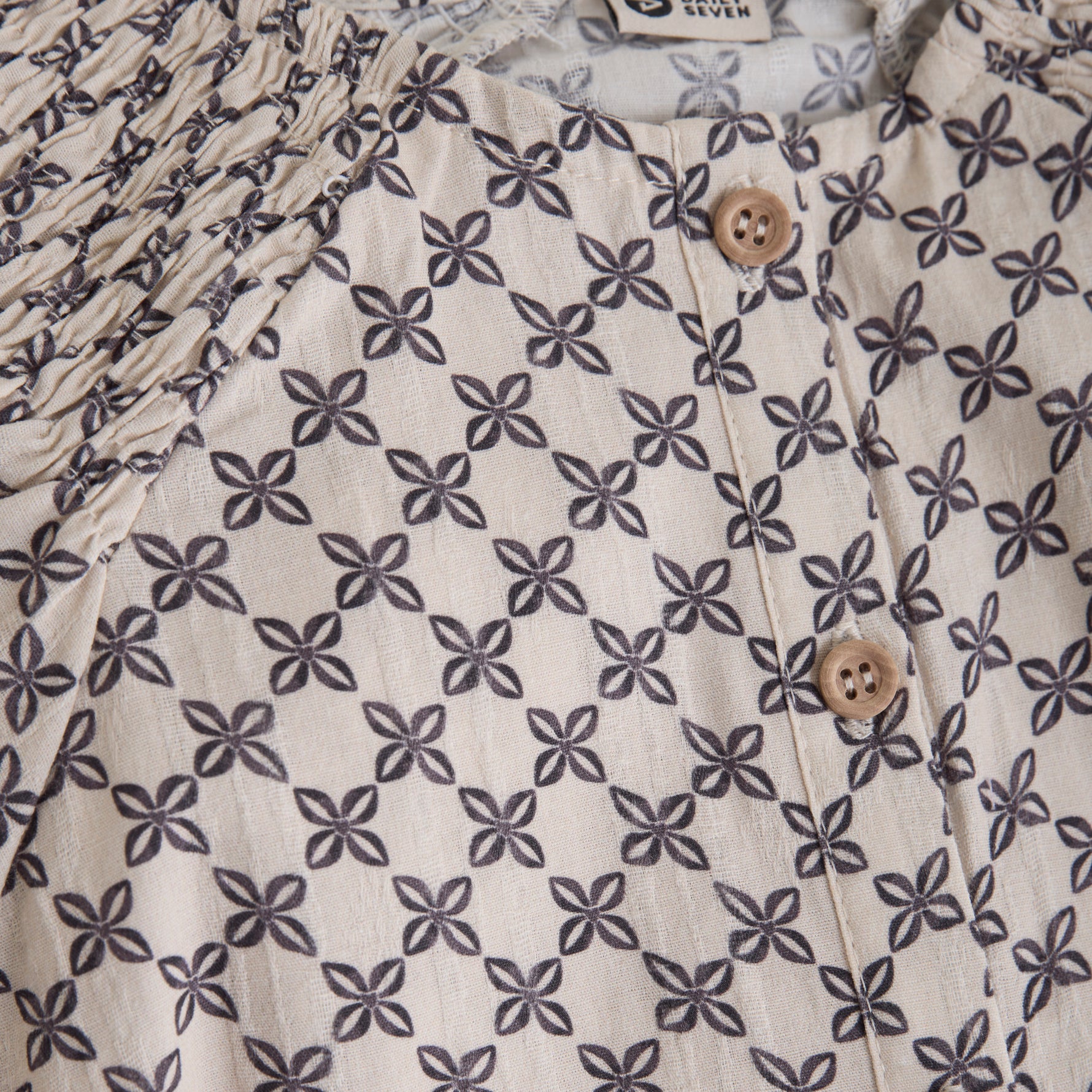 Dieses wunderschöne sommerliche Kurzarm-Shirt aus der Kollektion von Daily Seven ist ein echter Hingucker. Das schöne Muster, das das gesamte Shirt überzieht, sorgt für einen frischen und stylischen Look.