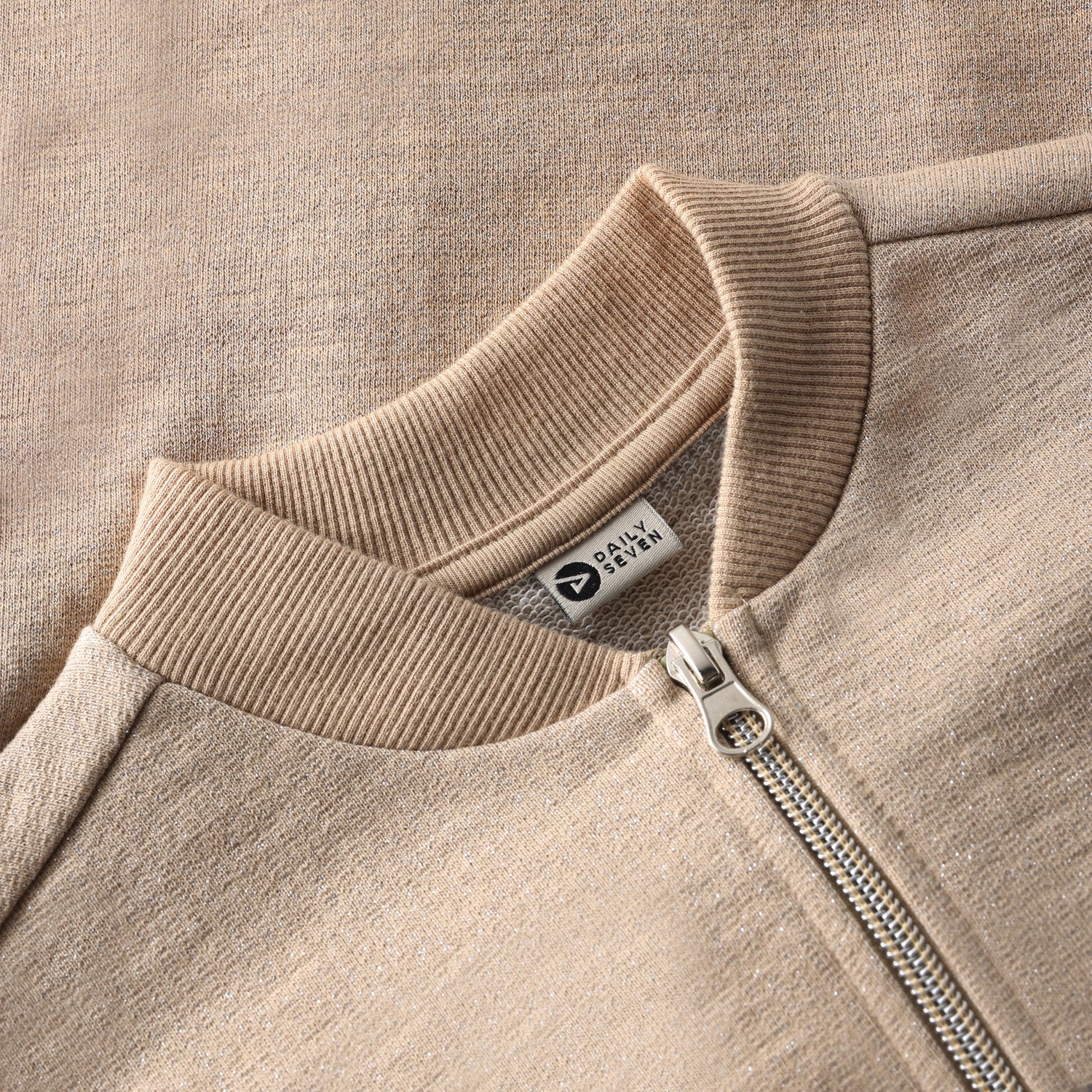 Leichte klassische Jacke von Daily Seven mit Glitzer als tolle Ergänzung für einen stylischen Look.
