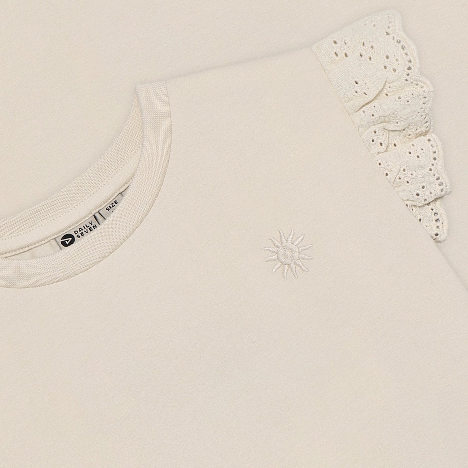 Weißes kurzarm T-Shirt mit kleinen Details von Daily Seven.