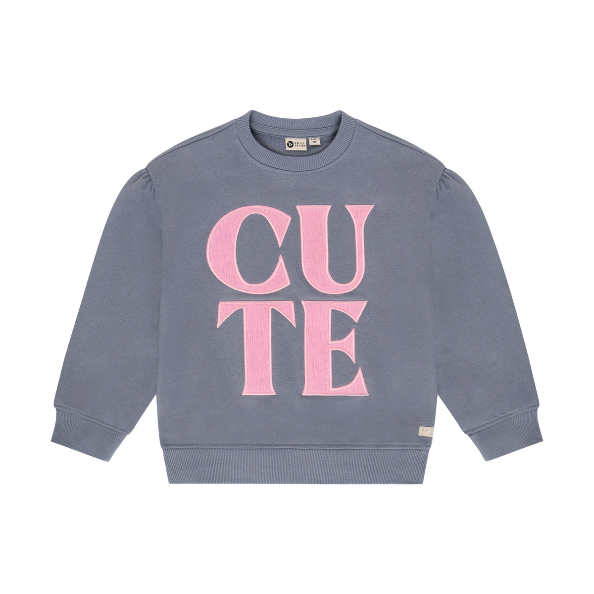 Gemütlicher Sweater in klassischem Blau mit verspieltem rosa Text von Daily Seven. Perfekt für entspannte Tage – die Mischung aus 80% Baumwolle und 20% Polyester sorgt für angenehmen Tragekomfort und Langlebigkeit.