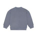 Gemütlicher Sweater in klassischem Blau mit verspieltem rosa Text von Daily Seven. Perfekt für entspannte Tage – die Mischung aus 80% Baumwolle und 20% Polyester sorgt für angenehmen Tragekomfort und Langlebigkeit.