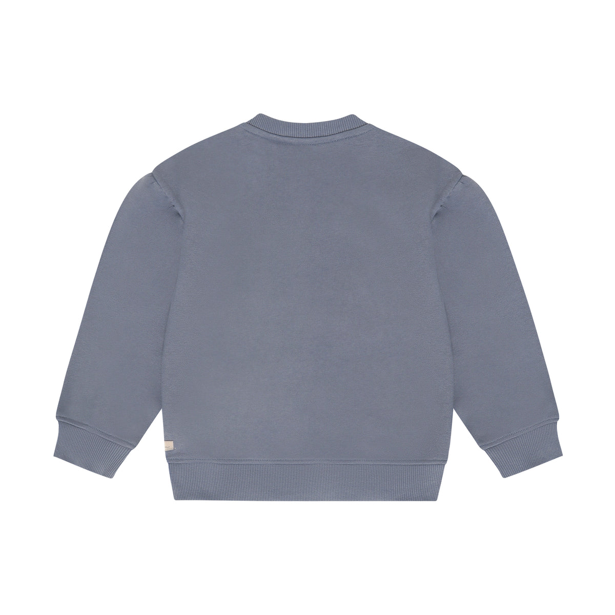 Gemütlicher Sweater in klassischem Blau mit verspieltem rosa Text von Daily Seven. Perfekt für entspannte Tage – die Mischung aus 80% Baumwolle und 20% Polyester sorgt für angenehmen Tragekomfort und Langlebigkeit.