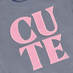 Gemütlicher Sweater in klassischem Blau mit verspieltem rosa Text von Daily Seven. Perfekt für entspannte Tage – die Mischung aus 80% Baumwolle und 20% Polyester sorgt für angenehmen Tragekomfort und Langlebigkeit.