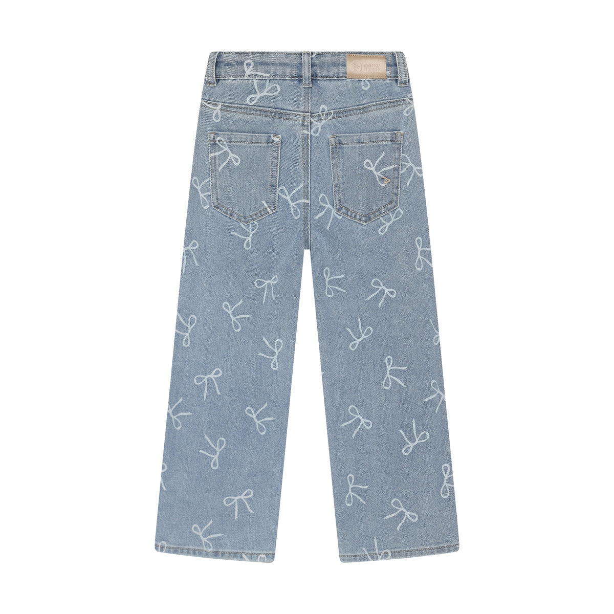 Denim Wide Fit Bow – klassisches Design von Daily Seven mit hohem Tragekomfort. Die Mischung aus 71% Baumwolle, 27% Polyester und 2% Elasthan sorgt für optimale Passform und Bewegungsfreiheit.