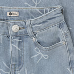 Denim Wide Fit Bow – klassisches Design von Daily Seven mit hohem Tragekomfort. Die Mischung aus 71% Baumwolle, 27% Polyester und 2% Elasthan sorgt für optimale Passform und Bewegungsfreiheit.