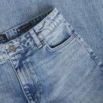 Klassische Loose Fit Jeans von Indian Blue Jeans mit entspanntem Schnitt und perfekter Passform für den Alltag. Die hochwertige Baumwollmischung bietet maximalen Komfort und Langlebigkeit. Ideal für einen lässigen, zeitlosen Look, der nie aus der Mode kommt.